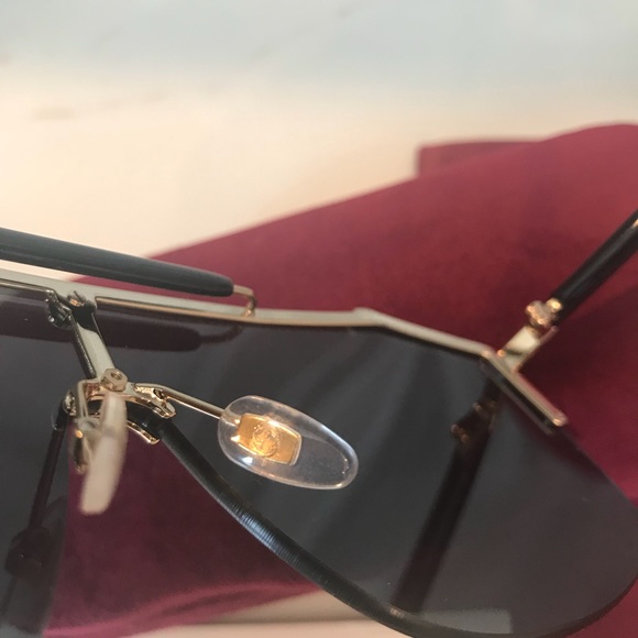 Gucci black shield sunglasses 🔥🔥🔥🔥 - Picture 5 of 8